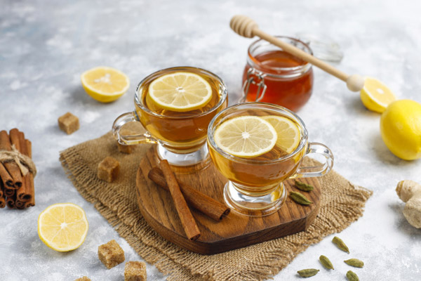 Uống nước chanh mật ong giúp trị khàn tiếng 